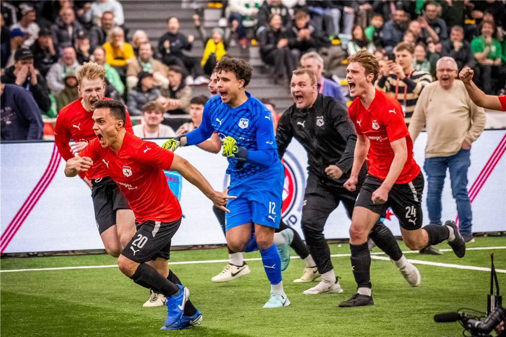 Mit-Favorit FC Brünninghausen scheitert im Finaltag früh: Episches Achtmeterschießen Der Moment der Erlösung: Westfalia Huckarde steht im Halbfinale der Dortmunder Hallenstadtmeisterschaft.