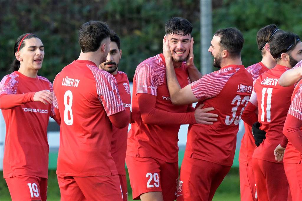 „Wir sind besser als es die Tabelle sagt“ Die Spieler des Lüner SV in der Westfalenliga 2 jubeln nach einem Tor von Denis Czarnecki.