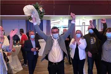 Der Moment des Triumpfes: Wahlsieger Berthold Dittmann feiert seinen Wahlsieg. Der unabhängige Kandidat wird neuer Bürgermeister der Stadt Stadtlohn.