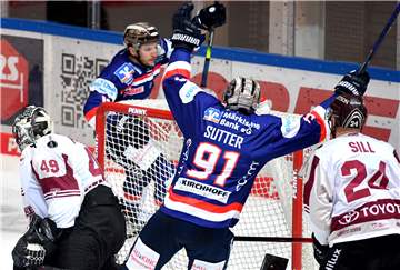 Der Moment des Triumphes: Marko Friedrich (hinten) hat gerade das 3:2-Siegtor erzielt, Brody Sutter freut sich mit ihm.