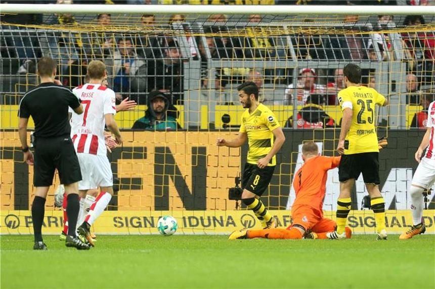 Möglicher Präzedenzfall: Kölner Protest nach 0:5 in Dortmund Der Moment, in dem der Videobeweis ins Zentrum der Kritik geriet: Der Dortmunder Sokratis (2.v.r) erzielt das 2:0 gegen Köln. Foto: Ina Fassbender