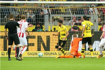 Der Moment, in dem der Videobeweis ins Zentrum der Kritik geriet: Der Dortmunder Sokratis (2.v.r) erzielt das 2:0 gegen Köln. Foto: Ina Fassbender
