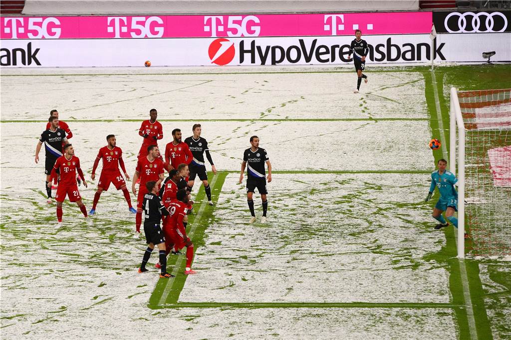 Der Moment kurz bevor der Ball nach Amos Piepers Kopfball die Linie überschreitet.