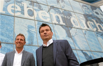 Der „Monat der Entscheidungen“ hat begonnen für die Schalker. So zumindest beschreibt es Manager Christian Heidel (r.) und baut Druck auf die Truppe von Trainer Markus Weinzierl (l.) auf. Diese hat zuletzt alles andere als überzeugt.