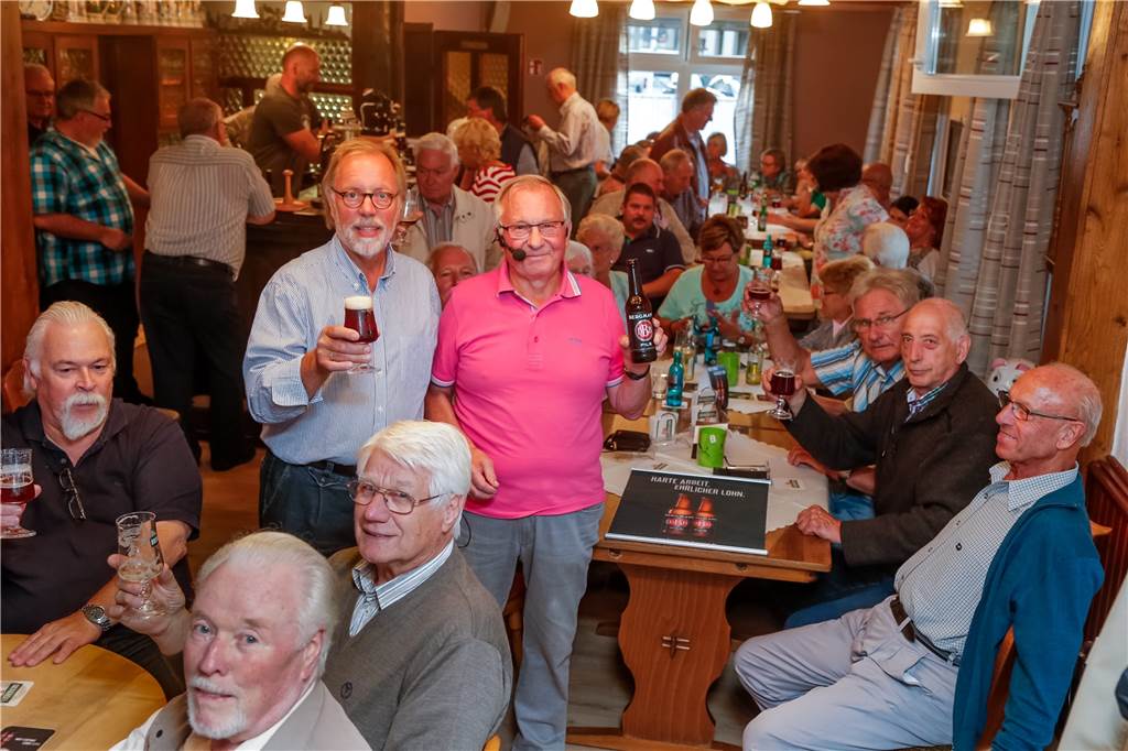 Keine Veranstaltungen – Heimatverein hält Überraschungen bereit Der monatliche Heimatstammtisch ist, wie hier beim Verkosten von Bergmann-Bier 2015, ein beliebter Treffpunkt der Mitglieder.
