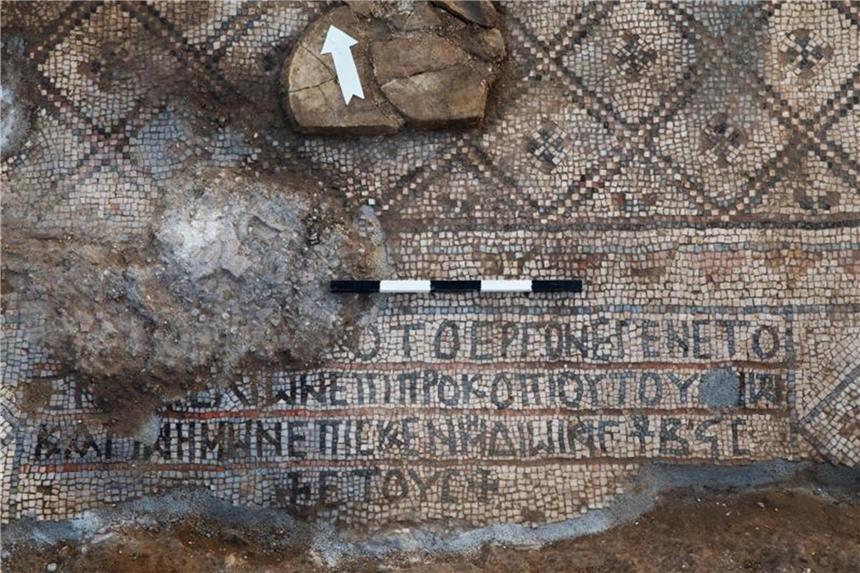 Archäologen entdecken alten Mosaikboden in Israel Der Mosaikboden, den ein deutsch-israelisches Forscherteam in der israelischen Küstenstadt Aschdod entdeckt hat. Foto: Sasha Flit