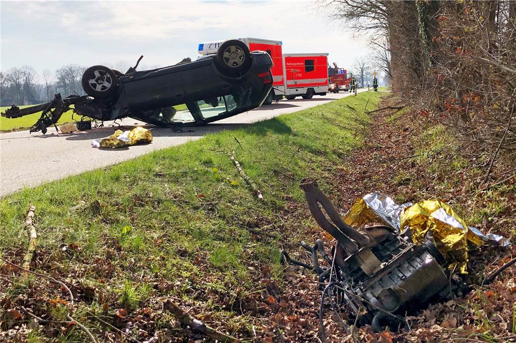 Zwei junge Männer bei Unfall auf dem Düwing Dyk schwer verletzt Der Motor des Unfallwagens lag etwa 20 Meter vom Wrack entfernt im Straßengraben.