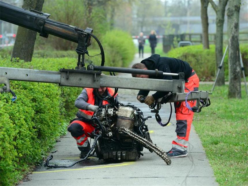 Unfall mit drei Schwerverletzten nach Verfolgungsjagd Der Motorblock des Wagens lag auf dem Gehweg. Foto: Maurizio Gambarini