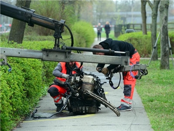 Der Motorblock des Wagens lag auf dem Gehweg. Foto: Maurizio Gambarini