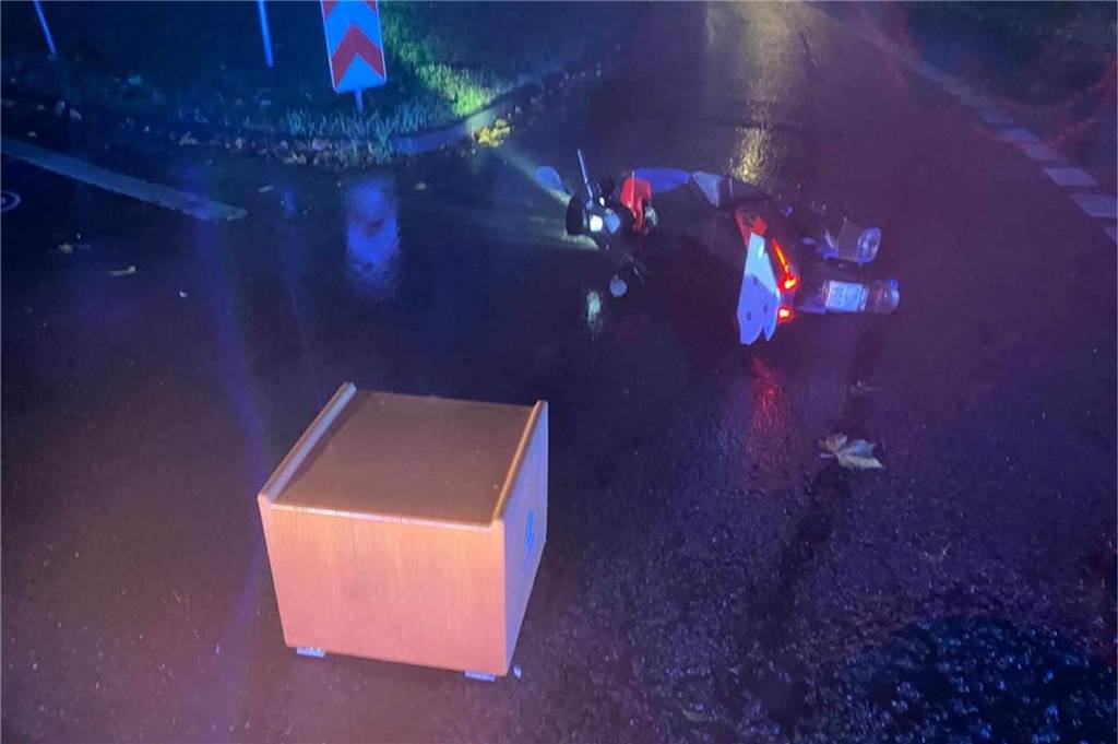 Unfallopfer Alex Scheidle überwältigt von riesiger Anteilnahme Der Motorroller von Alexander Scheidle mit einer Gastro-Transportkiste liegt auf der Ickerner Straße im Ickerner Knoten. Der Fahrer wurde schwer verletzt.