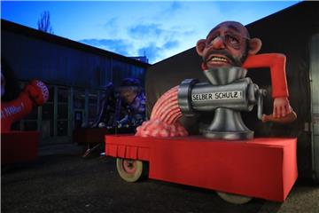 Der Mottowagen mit der Figur von „Martin Schulz (SPD)“ vor einer Halle. Foto: Marcel Kusch/Archiv