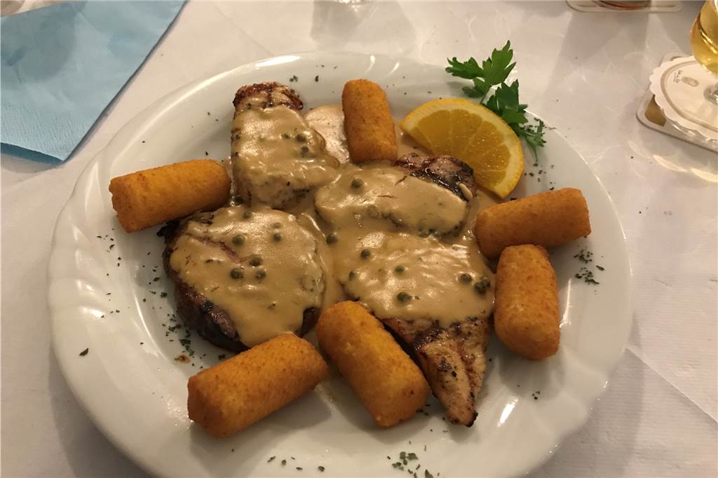 Der Mozart-Teller verspricht drei Sorten Fleisch und dazu Kroketten sowie eine Soße, im Fall von Leo Exuzidis eine Pfefferrahmsoße.