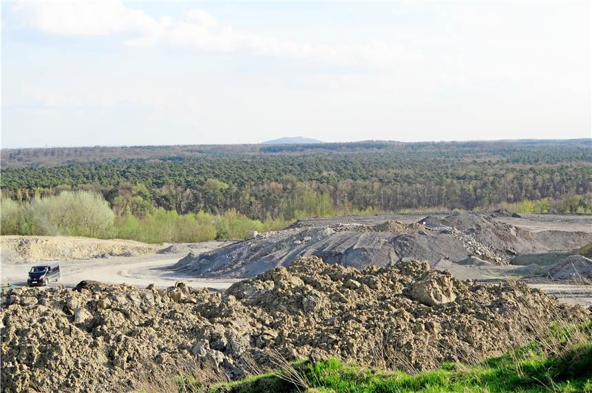 Ölpellets-Skandal: Landrat Ansgar Müller schaltet Beamtin der Bezirksregierung ein Der Mühlenberg der Firma Nottenkämper ist durch die unerlaubte Ablagerung von Ölpellets und anderen Industrieabfällen inzwischen zu einer Deponie der Klasse 3 geworden.