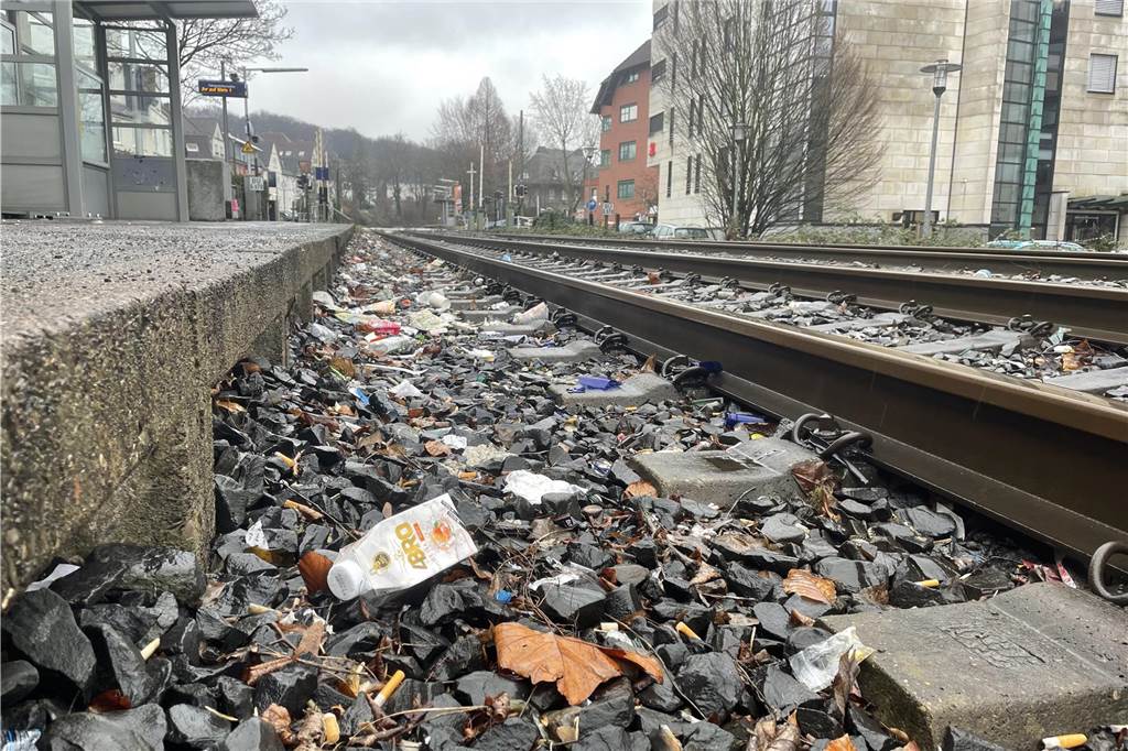 Viel Müll, wenig Sitzplätze: Castrop-Rauxeler zum Bahnhof-Check Am Bahnhof in Castrop-Rauxel Süd liegt viel Müll.