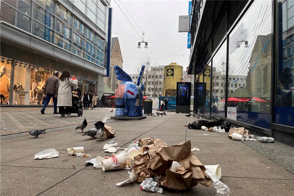 OB Westphal zu Tarifstreit: „Es wird nicht ernsthaft verhandelt“ Viel Müll liegt auf dem Westenhellweg in Dortmund.