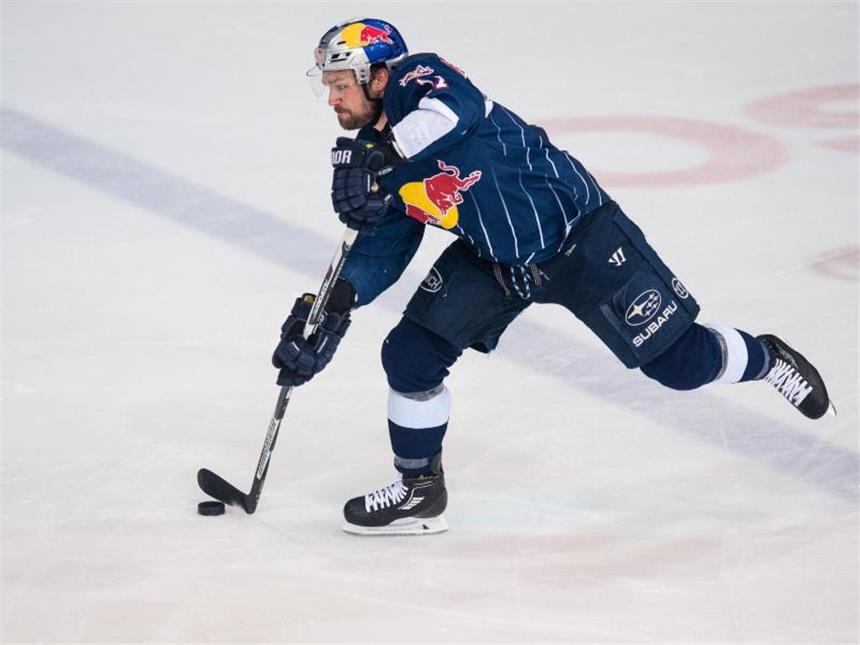 Nürnberg bleibt Tabellenführer - Meister München siegt 5:3 Der Münchener Brooks Macek traf dreimal. Foto: Matthias Balk
