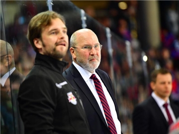 Der Münchener Cheftrainer Don Jackson (M) konnte mit der Leistung seines Teams nicht zufrieden sein. Foto: Matthias Merz