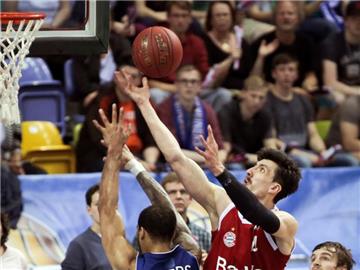 Der Münchener Nihad Djedovic setzt sich gegen den Frankfurter Justrin Cobbs durch. Foto: Frank Rumpenhorst