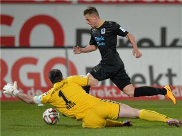 Der Münchner Krisztian Simon (hinten) schießt gegen Fürths Keeper Wolfgang Hesl das Tor zum 1:0. Foto: Timm Schamberger
