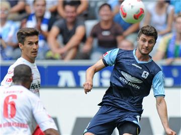 Der Münchner Moritz Stoppelkamp (r) kann ungestört Flanken. Foto: Marc Müller