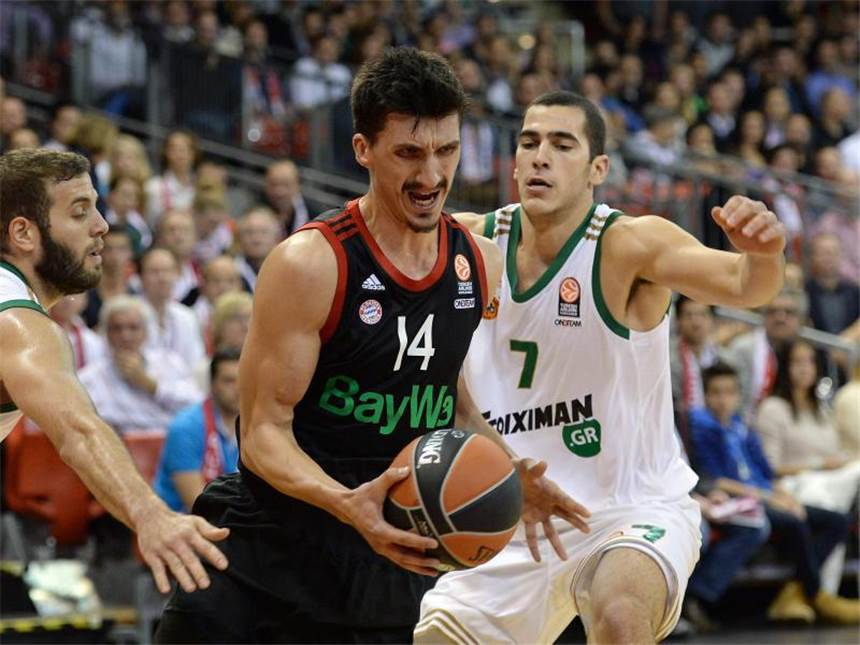 Bayern-Basketballern gelingt erster Sieg in Euroleague Der Münchner Nihad Djedovic (M.) zieht zum Korb. Foto: Andreas Gebert