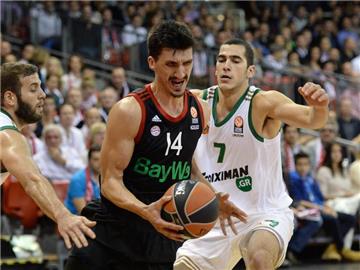 Der Münchner Nihad Djedovic (M.) zieht zum Korb. Foto: Andreas Gebert