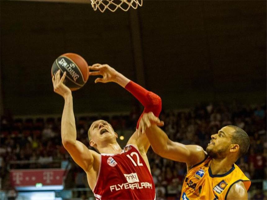 Coole Bayern: Sieg im ersten Finalmatch gegen ALBA Der Münchner Robin Benzing (M) setzt sich gegen den Berliner Alex King (r) durch. Foto: Marc Müller