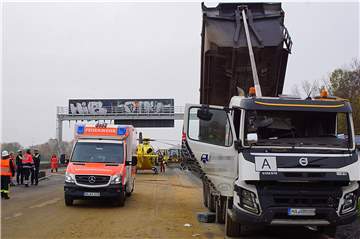 Folgenschwerer Fehler auf der Autobahn 1. Der hochgefahrene Auflieger eines Muldenkippers reißt auf der Brückenbaustelle die Schilderbrücke ein.