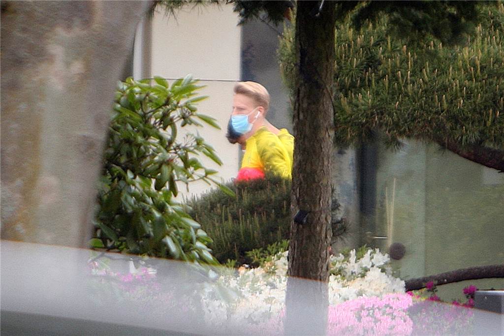 Chris Führich beim BVB: Spielt er am Samstag gegen Schalke 04? Der Mund-Nasen-Schutz gehört auch bei den Profifußballern dazu. Chris Führich trägt die Maske auf dem Weg zum Trainingsplatz, dort darf er sie dann für die Zeit der Einheit ablegen.