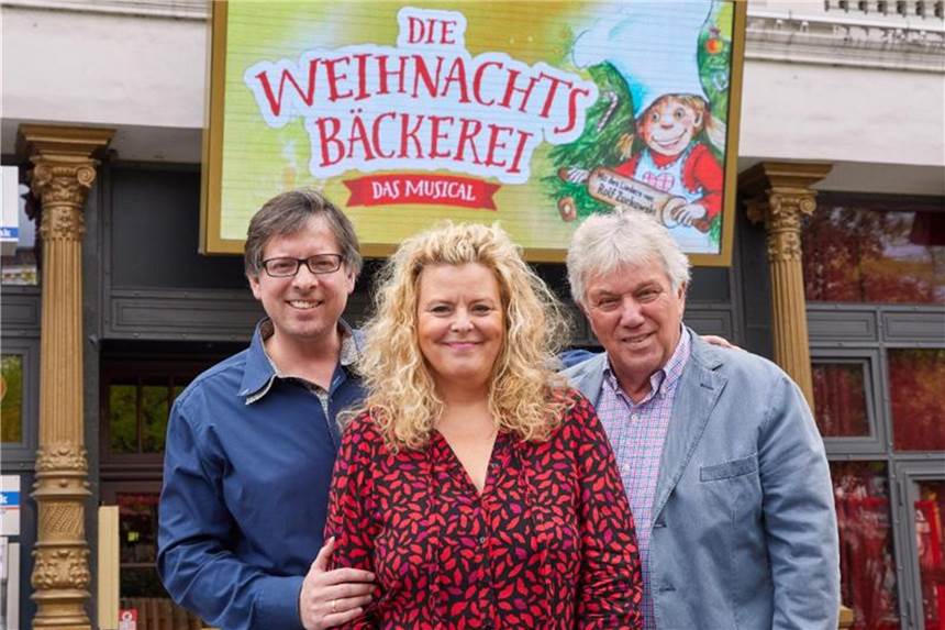 Musicalpremiere für Rolf Zuckowksi in Hamburg Der Musicalkomponist Martin Lingnau (l-r), die Regisseurin Carolin Spieß und der Liedermacher Rolf Zuckowski vor dem „Schmidts Tivoli“ auf der Hamburger Reeperbahn. Foto: Georg Wendt