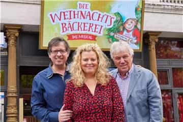 Der Musicalkomponist Martin Lingnau (l-r), die Regisseurin Carolin Spieß und der Liedermacher Rolf Zuckowski vor dem „Schmidts Tivoli“ auf der Hamburger Reeperbahn. Foto: Georg Wendt