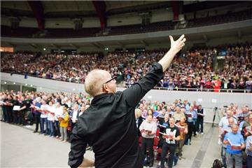 Der Musiker Dieter Falk, der hier in der Westfalenhalle für das Luther-Oratorium probt (Premiere am 31. Oktober in der Westfalenhalle), ist einer der Dozenten der Pop-Akademie, für die die Evangelische Kirche von Westfalen aktuell einen Standort sucht. Dortmund ist dabei ein heißer Kandidat.