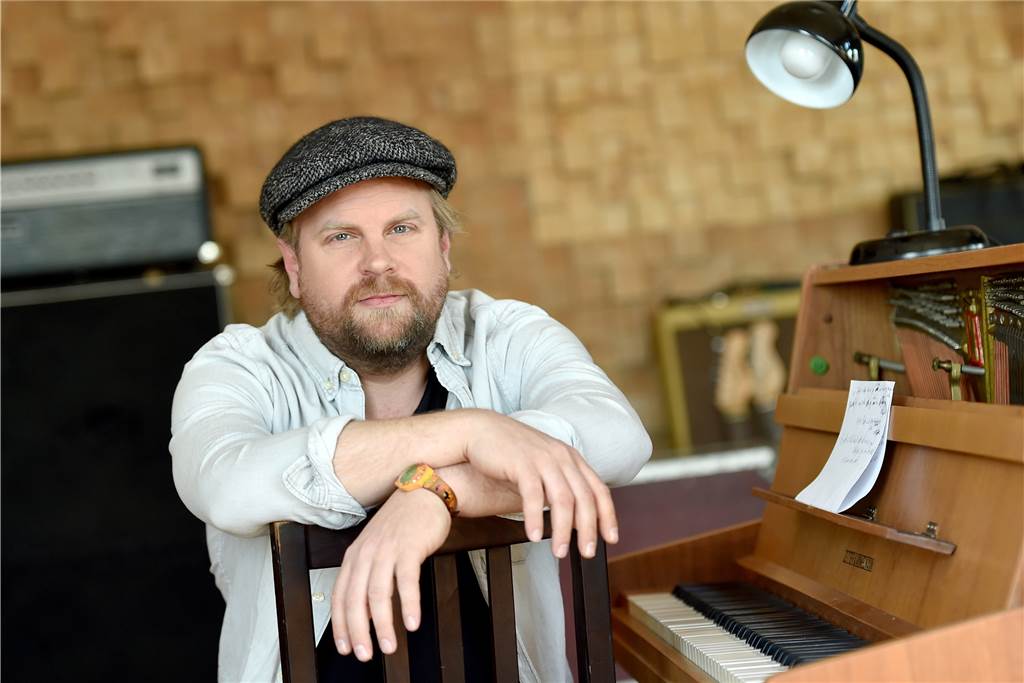 Kurzarbeit im Hansa Theater – und ein Video mit Millionen Klicks Der Musiker Sebel hat einen Song über die Corona-Krise geschrieben.