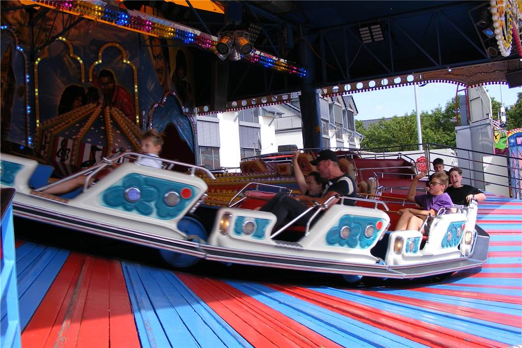 Bummel über den Rummel: Oeding läuft sich warm fürs Schützenfest Der Musikexpress ist einer der Favoriten auf der Oedinger Kirmes.