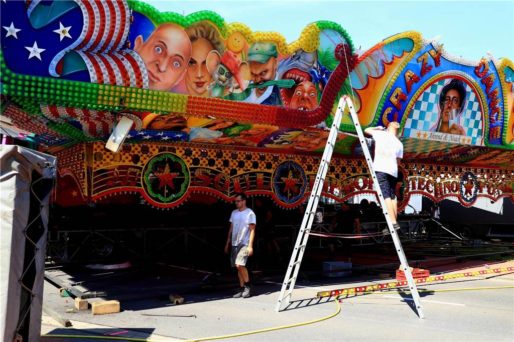 Kirmes in Nienborg: Alles, was man zum Großevent wissen muss Zwei Männer bauen ein Kirmeskarussell auf