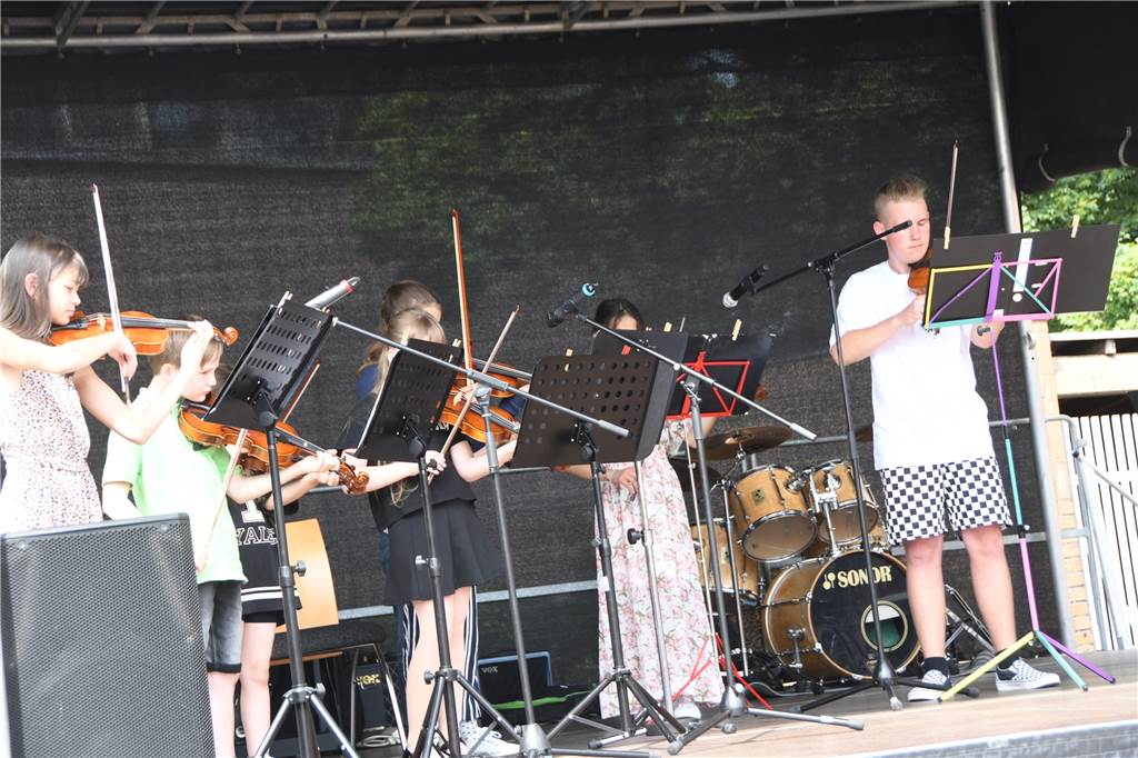 Stadtfest-Familientag in Selm: Polonaise, Schnäpschen, Musik Der Musikschul-Nachwuchs konnte sich auf der Bühne auf dem Willy-Brandt-Platz präsentieren.