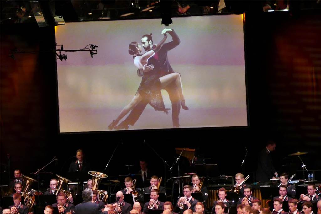 „Musik, die nie verklingt“ : Gemeinschaftskonzert mit Marsch, Pop und Tango Der Musikverein Alstätte entführte das Publikum gedanklich nach Lateinamerika. Der grandios gespielte „Libertango“ von Astor Piazzolla brachte Schwung in das Publikum, dazu hatten die Veranstalter eine passende Vidualisierung.
