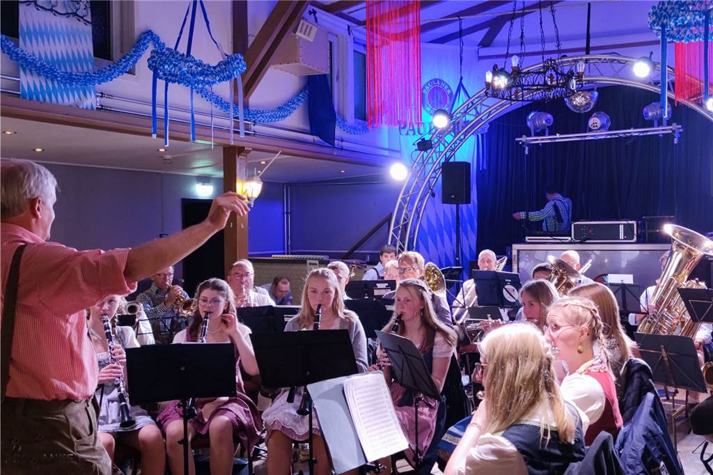 Heeker feiern zünftiges Oktoberfest nach langer Durststrecke Der Musikverein Heek legte sich richtig ins Zeug und überzeugte zünftig mit Blasmusik und aktuellen Wiesnhits wie Layla und Sweet Caroline.