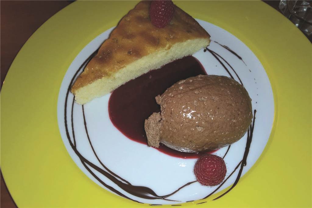 Mietkoch im Test: Gehobene Hausmannkost mit Entertainment-Faktor Der Nachtisch: Limetten-Tarte mit Himbeer-Mark und dazu Mousse au Chocolat.