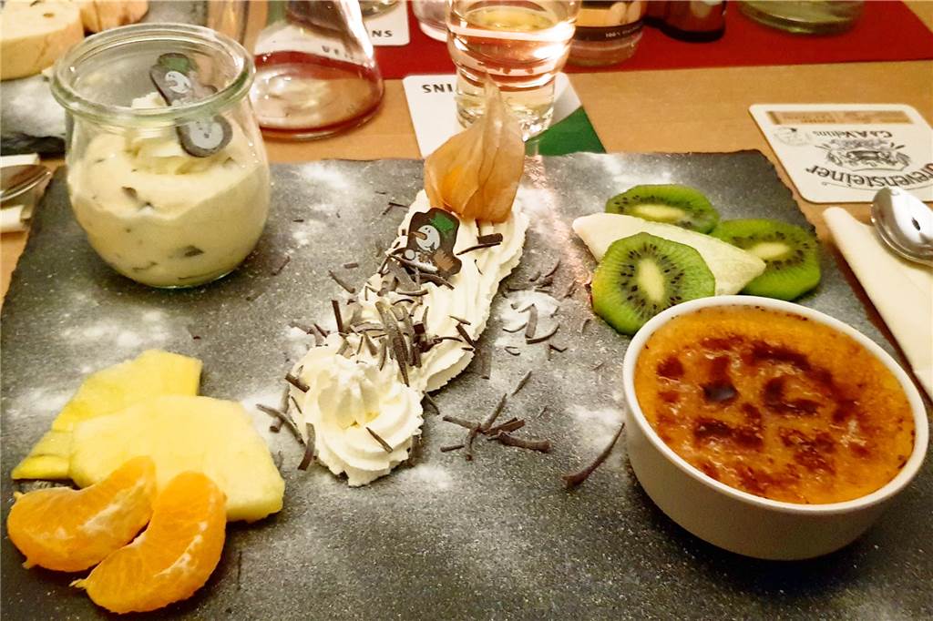 Meyerinks verwöhnen mit gutem Essen und ganz viel Herzlichkeit Der Nachtisch mit Crème brûlée, Herrencreme und frischem Obst war der krönende Abschluss des Abends.
