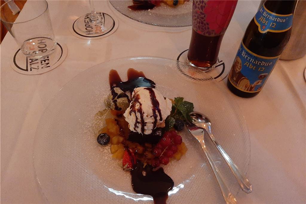 Der Nachtisch: Warmer Chocolate-Stout-Brownie an Ananas-Chili-Chutney mit Grimbergen Blanche Eis.