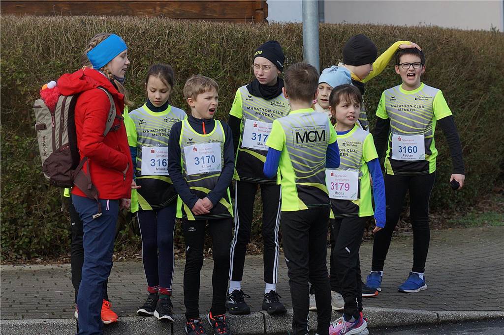 Der Nachwuchs des MC Menden wartet auf den Start;