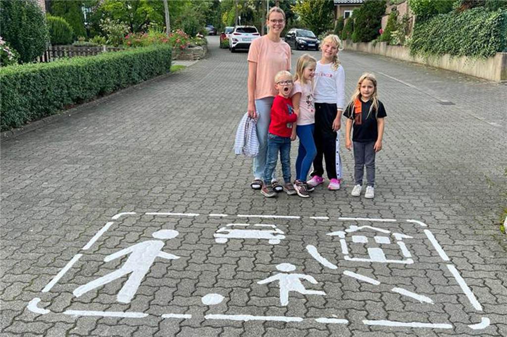 Eltern malen Tempo-Bremsen gegen Raser auf Straße Brinkhof Der Nachwuchs vor einem der beiden Spielstraßen-Logos auf der Straße Brinkhof.