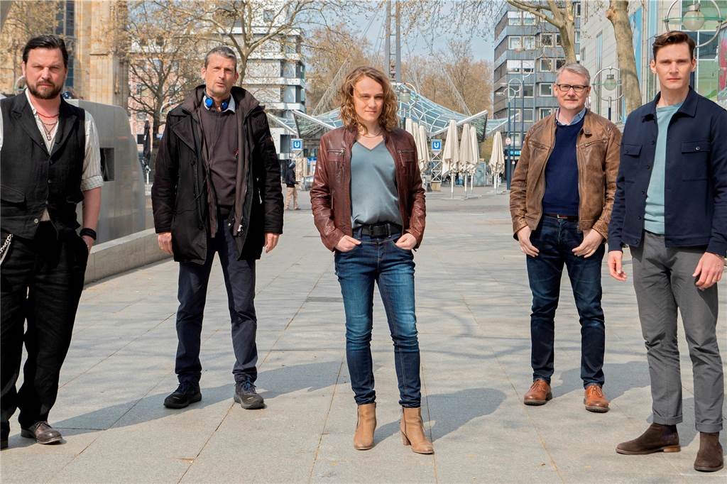 Neuer Tatort-Dreh in Dortmund gestartet: Wer tötete den Vermögensberater? Der nächste Mordfall in Dortmund wartet. In „Gier und Angst" sind die Schauspieler Rick Okon (als Kommissar Jan Pawlak, rechts), Anke Retzlaff (als Ella Tremmel, Mitte) und Sascha Geršak (als Georg ‚Micky‘ Micklitza) dabei - hier mit Martin Eigler (Co-Autor und Regie, 2.v.l.) und Frank Tönsmann (WDR, 2.v.r.).