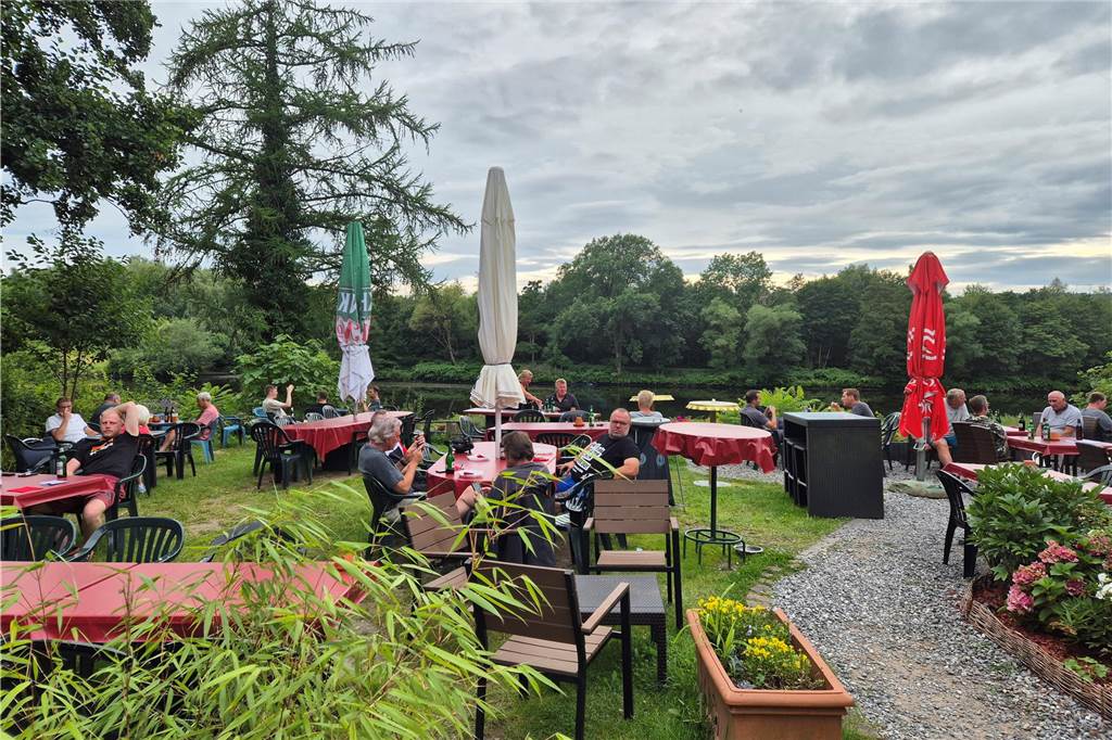 Mit Blick auf die Ruhr: Naturbiergarten „Zur Lennemündung“ im Check Menschen sitzen im Naturbiergarten "Zur Lennemündung" in Dortmund-Syburg.