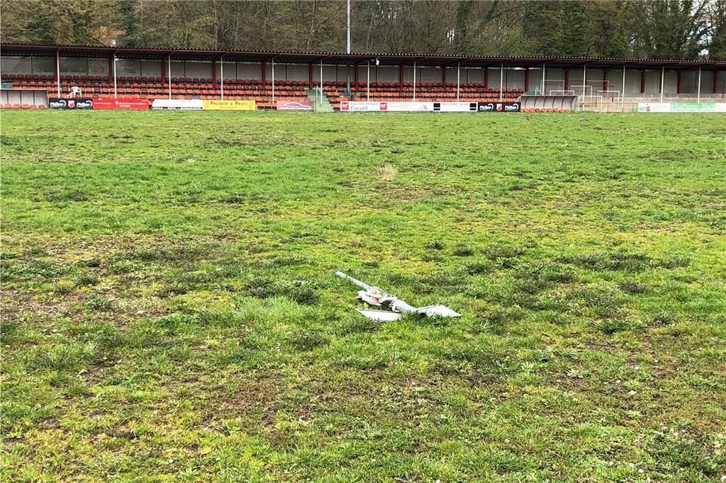SV Schermbeck geht in der Vorbereitung fremd: Training auf anderer Anlage Verwilderter Naturrasen in der Volksbank-Arena des SV Schermbeck