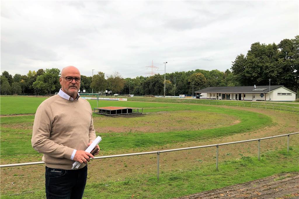 Fußballverein Arminia Marten hat große Pläne und hofft auf Geldsegen Der Naturrasenplatz samt Laufbahn und Weitsprunganlage ist in die Jahre gekommen. Er soll, so der Wunsch von Arminia Marten, saniert werden.