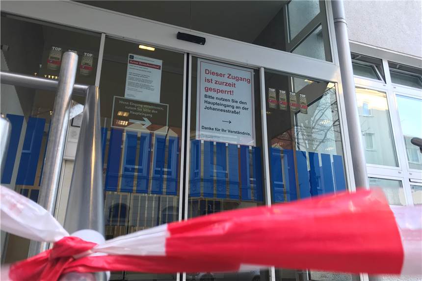 In Dortmund sind am Montag 170 Coronavirus-Patienten bekannt Der Nebeneingang des St.-Johannes-Hospitals ist aktuell gesperrt.