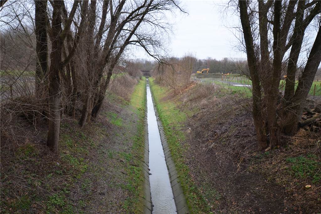 Die Emscher wird blau: Bäche und Gräben im Nordwesten führen klares Wasser Der Nettebach in Niedernette: Das Wasser ist trübe und verschmutzt – weil der Abwasserkanal für den Zechengraben noch in Bau ist.