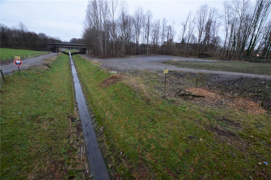 Die Emscher wird blau: Bäche und Gräben im Nordwesten führen klares Wasser Der Nettebach in Obernette: Das Wasser ist klar. Abwasser fließt unterirdisch im Nettebach-Kanal.